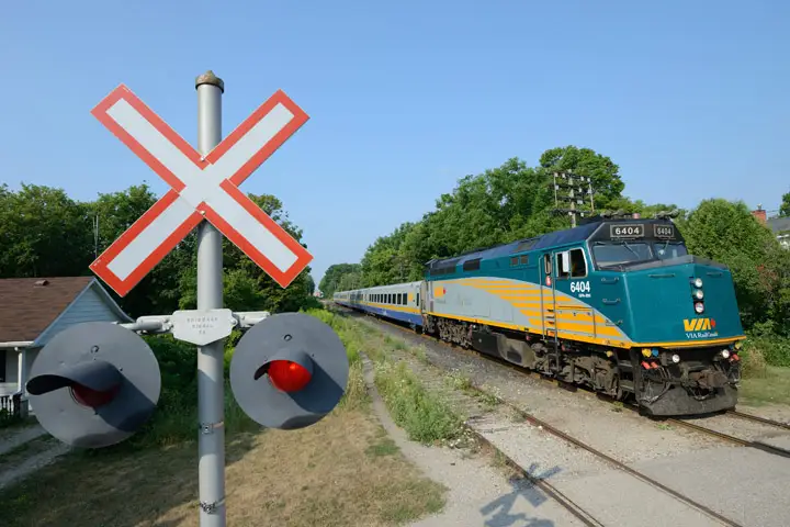 This image has an empty alt attribute; its file name is viatrain.jpg.webp